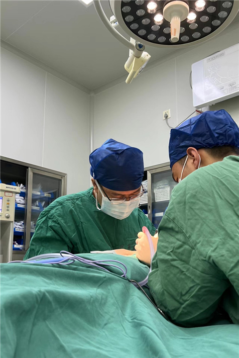 梁亮整形医生手术中