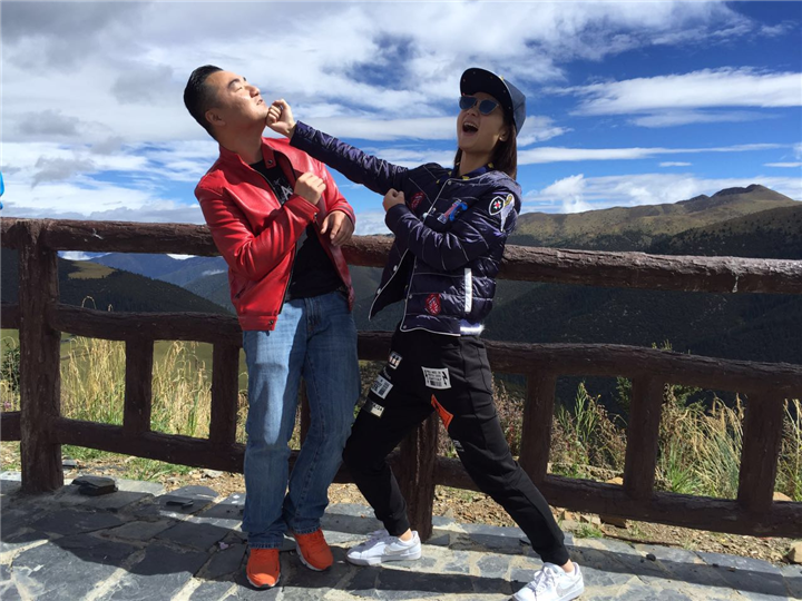 拉萨旅游包车 