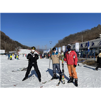 周书逸医生滑雪照