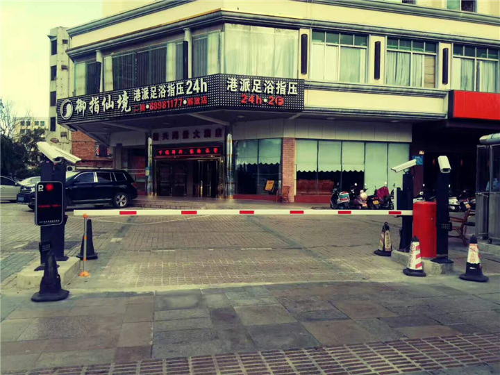 三亚海景酒店停车场无人值守车牌识别设备