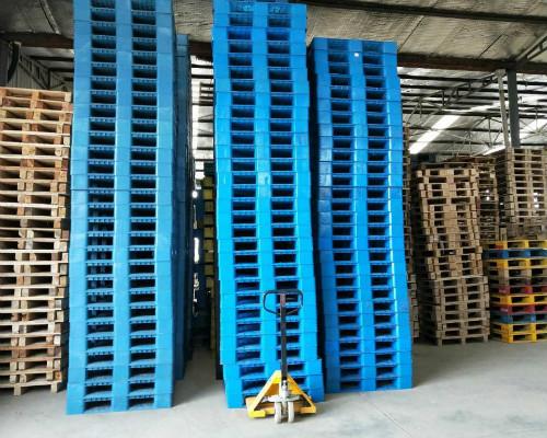 沈阳市全新二手木托盘厂家出售价格便宜沈阳塑料托盘大量批发 