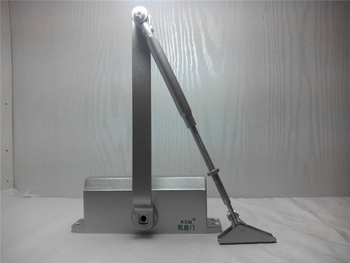 闭门器 