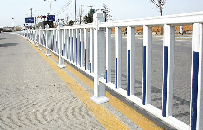 深圳港式道路护栏 锌钢道路护栏 