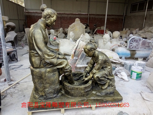 玻璃钢仿铜孝道文化人物雕塑母子洗脚雕塑