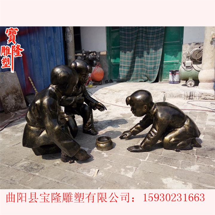 小孩斗蛐蛐玩耍人物雕塑老北京文化雕塑