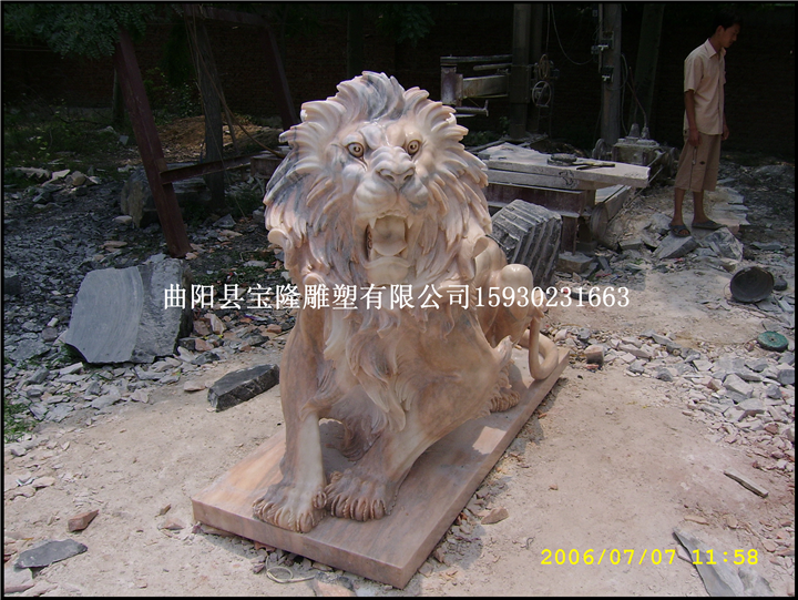 晚霞红爬狮子石雕狮子大理石雕刻狮子雕塑
