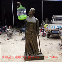 玻璃钢仿铜商业街老人提鸟笼遛鸟雕塑