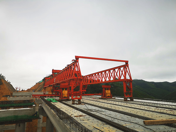 重庆30m100t架桥机出租厂家进行现场拼装 