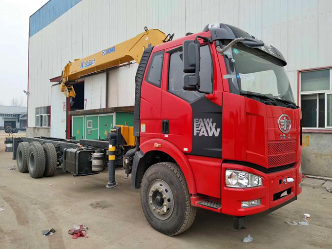 解放牌12吨随车起重运输车