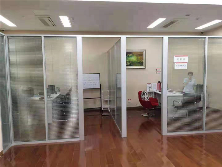 青岛玻璃隔断施工前准备和施工中的注意事项