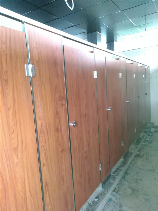 安装卫生间隔断的时候应该怎样防水 