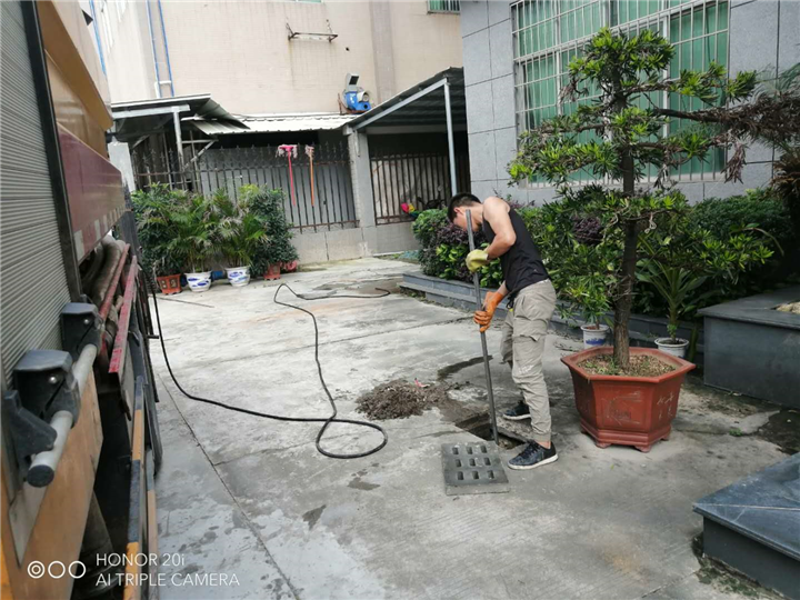 花都炭步镇环卫车清理化粪池 