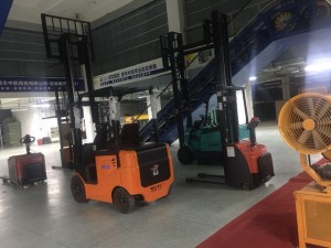 新疆四支点平衡重叉车 