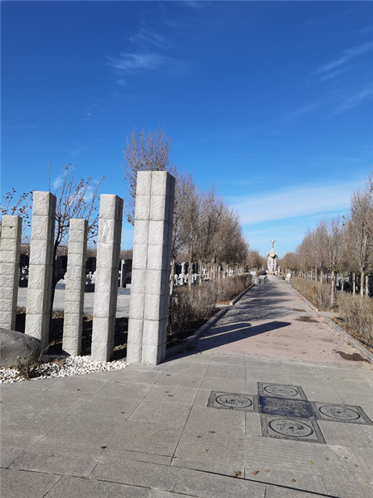 乌鲁木齐九龙生态陵园 