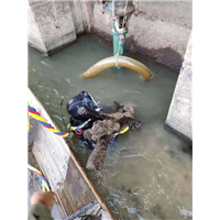 蛙人潜水拆墙 