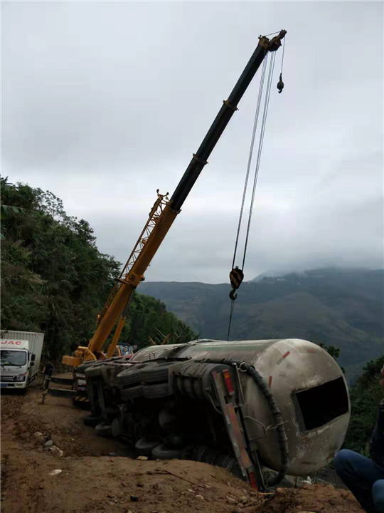 蒙自吊车-翻车现场道路施救 