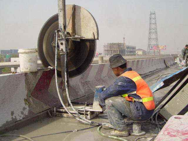 道路护栏切割