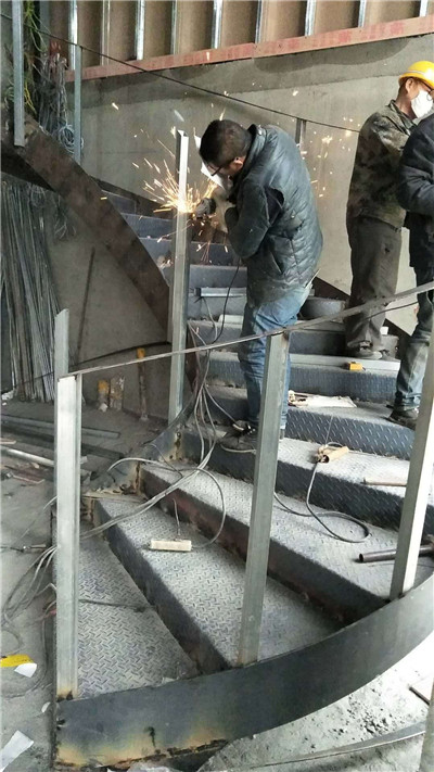 成都铁艺楼梯 