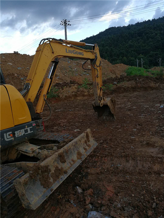 深圳挖掘机出租平整场地 