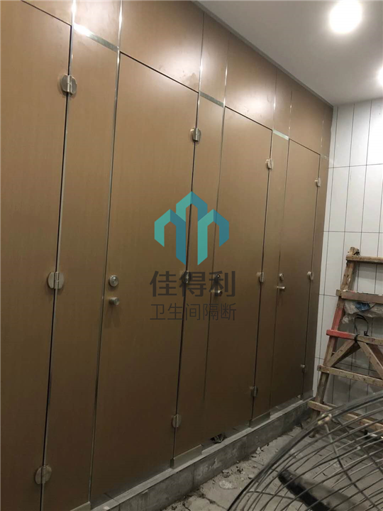 如何选择蚌埠公共卫生间隔断材料