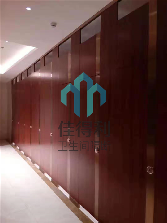 蚌埠卫生间隔断在处理防潮的时候的步骤