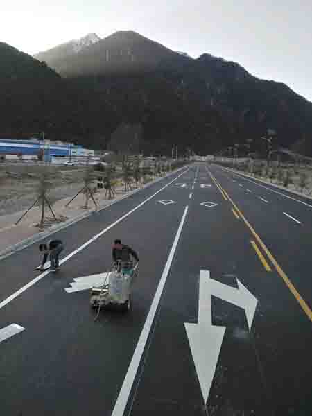 阿里地区高速公路标线