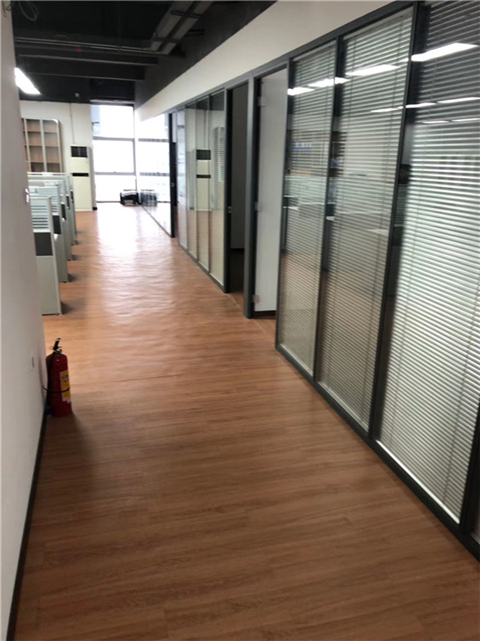 深圳玻璃的隔断讲究美的同时还要注重实用性