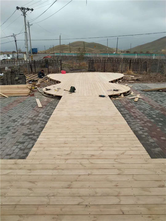 新疆防腐木地板厂家