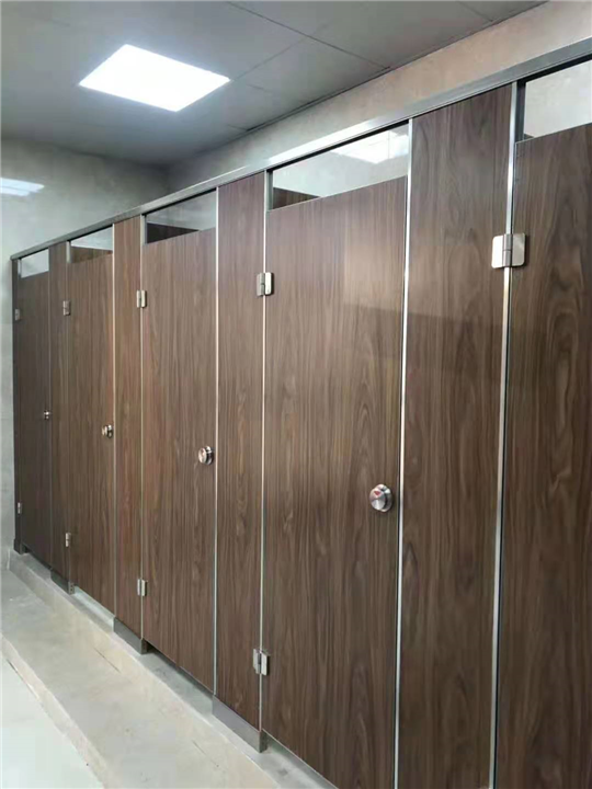 公共卫生间的隔断风格介绍