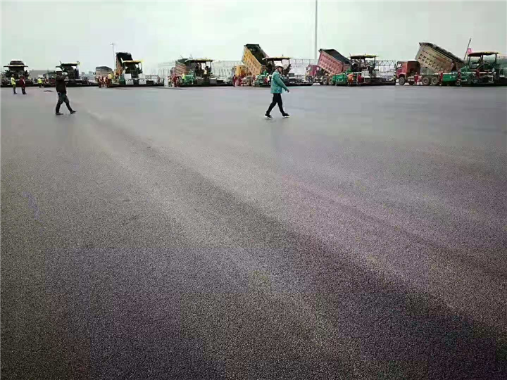 开翔机械设备修路 