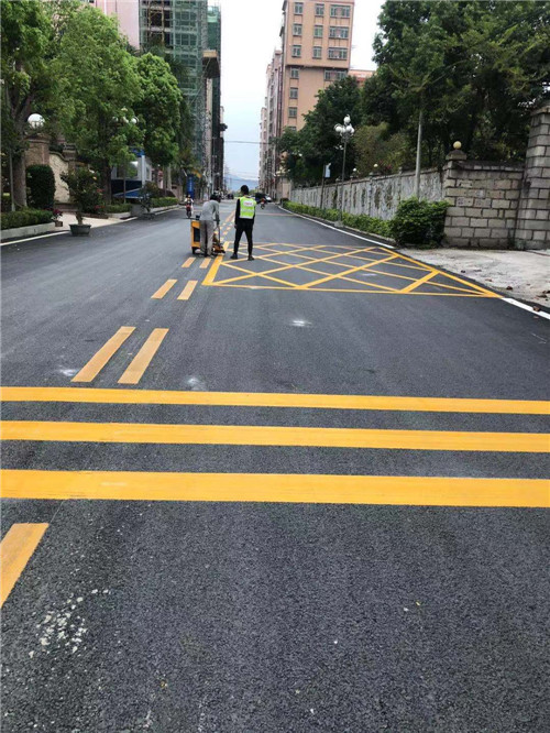 广东路边停车位划线