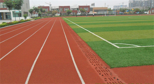 绍兴球场跑道摊铺沥青施工