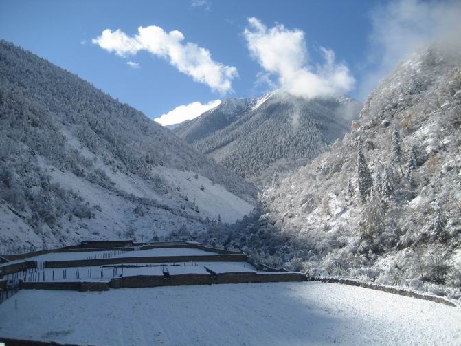 基地在3100米的高山峡谷.