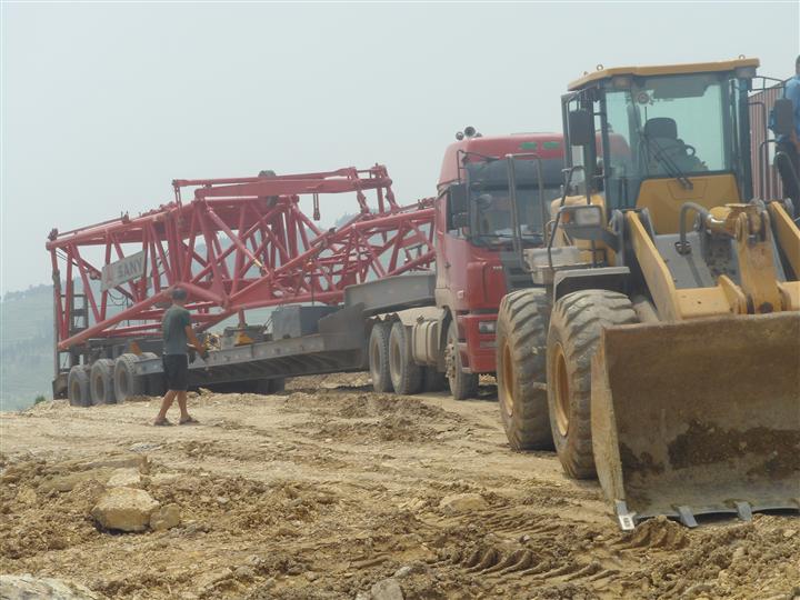 为中国核工业中原建设有限公司运输的履带吊 