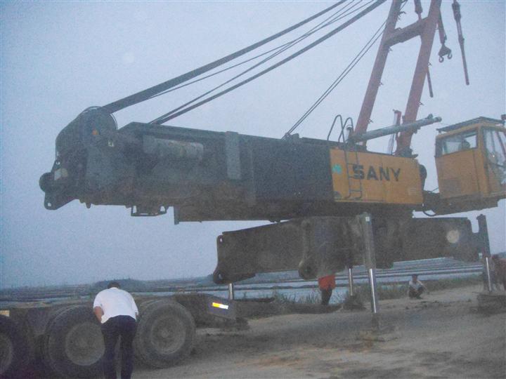 为中国核工业中原建设有限公司运输的履带吊 