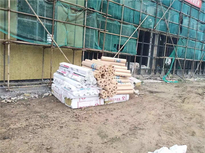 铁丝网150卷网格布50卷护角6箱发往射阳工地