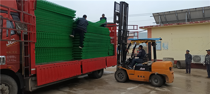 山东双边护栏600套发往江苏宿迁