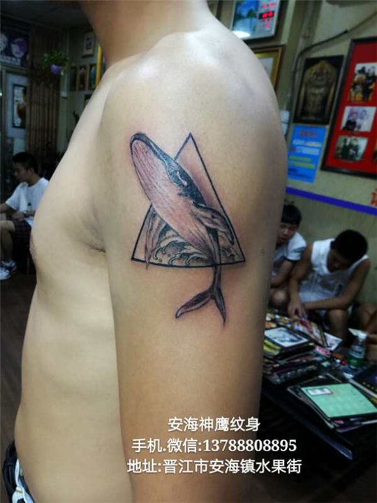 安海上臂刺青 