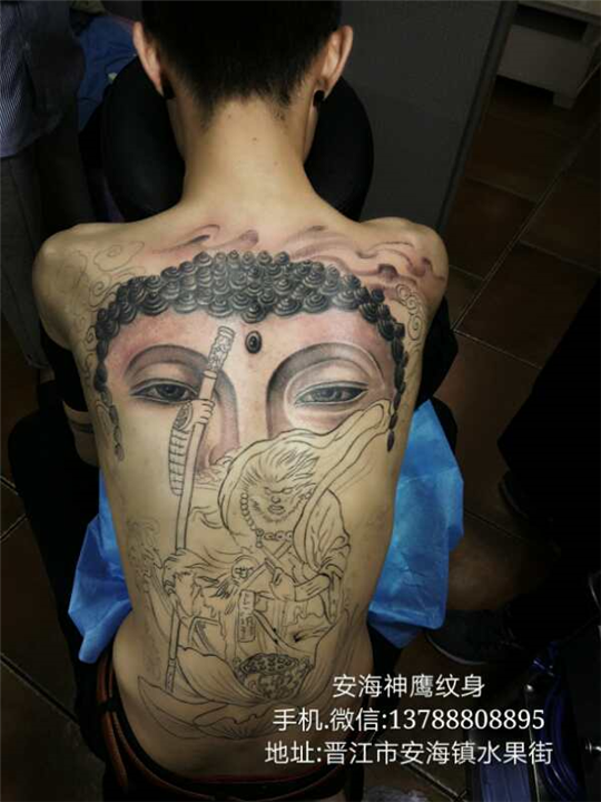 安海背部纹身 