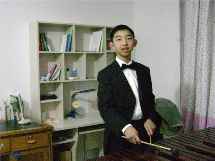 袁鹏飞2009年以全国**高考入沈阳音乐学院