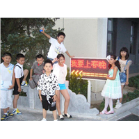 参加中央电视台节目的小演员