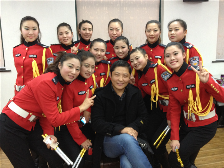女警演出现场 