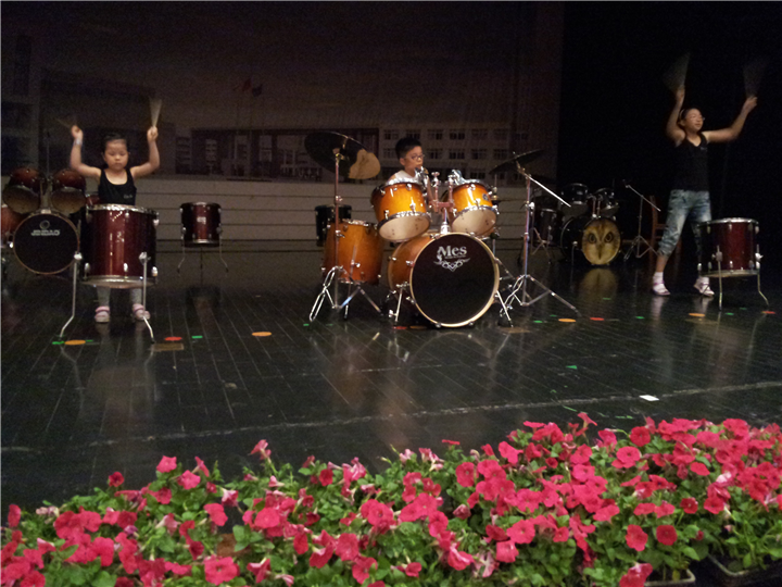 2014参加中央电视台慈善晚会