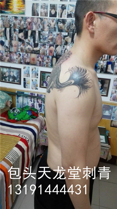 包头**的纹身店