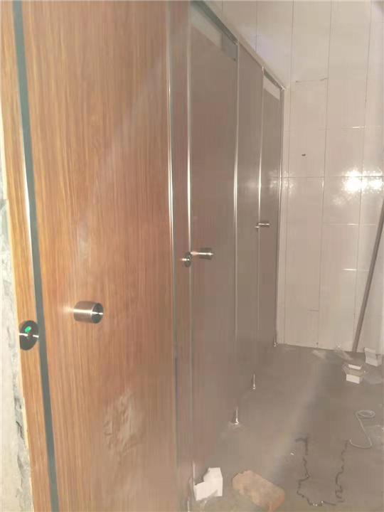 重庆卫生间隔断怎么做才实用？师傅说用移门，其实方法有很多的 