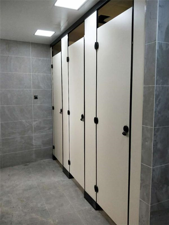重庆公共卫生间隔断如何突出装饰和用户体验 