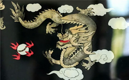 赫哲人制作的鱼皮画