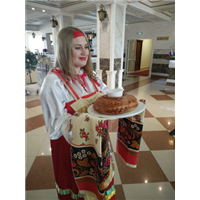 俄罗斯美女欢迎尊贵的客人