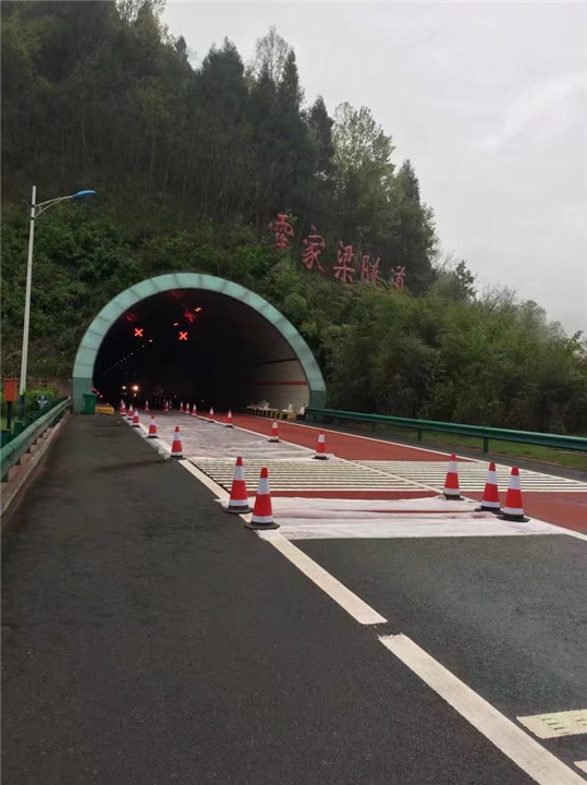 新疆彩色路面陶瓷颗粒粘结剂厂家直销 