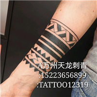 万州**的纹身店